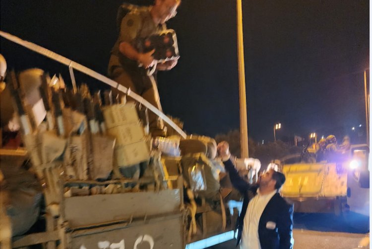 בחלוקת ציציות לחיילים