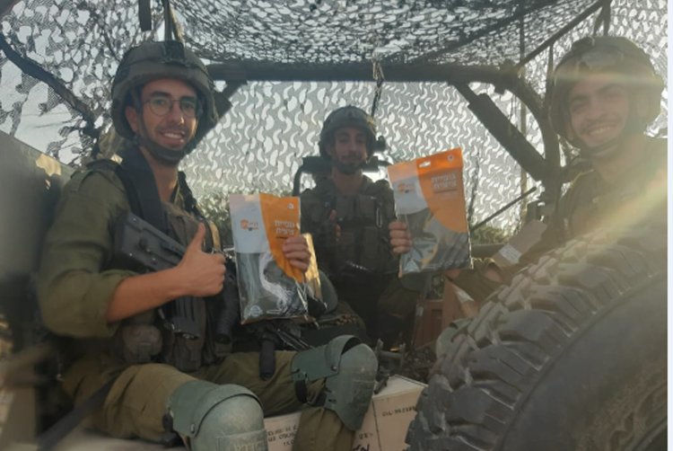 "עם פרוץ המלחמה זכיתי גם להיות שותף להשגת מימון ל-100 אלף ציציות שהועברו לחיילים היקרים שנלחמו בעזה"