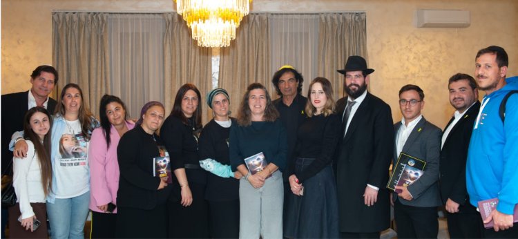 עם הרבנית סיטון, גב' גולי קופרשטיין ומשפחות חטופים, יחד עם שליח חב"ד, הרב רסקין בבודפשט