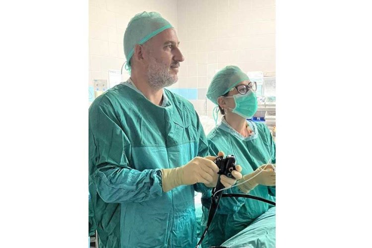 ד"ר בכור בעבודתו בחדר ניתוח