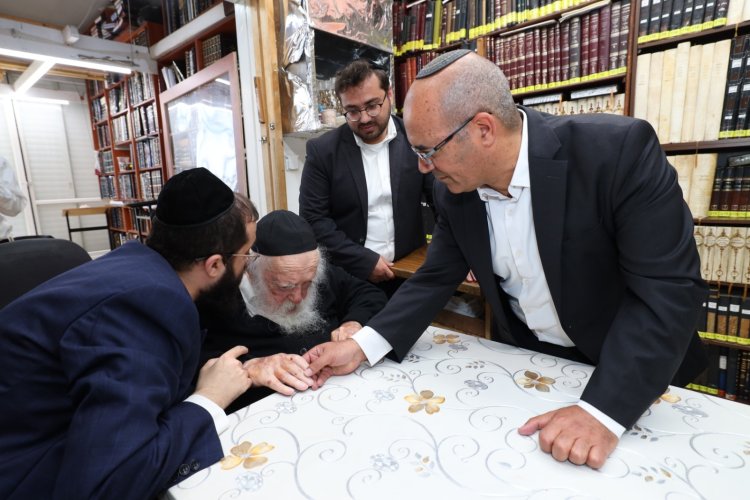 יחד עם איש העסקים ארז צדוק, שאיתו הוא לומד, אצל הגר"ח קנייבסקי