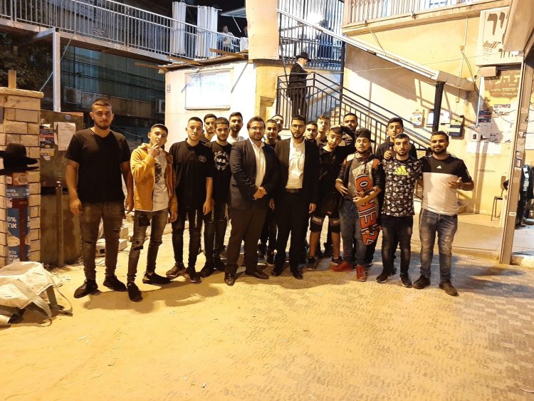 יחד עם נערי מדרשיות מדרום תל אביב מחוץ לביתו של הרב קנייבסקי