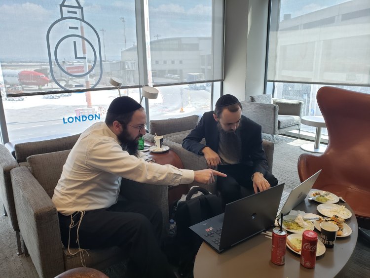 תכנונים ייצור אחרונים בטרקלין אלעל לקראת יציאה למצרים, עם הרב ישראל פרידנברג ראש האגף ההלכתי במכון