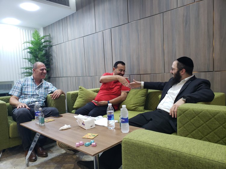 פגישת עבודה עם הנהלת מפעל במצרים לצורך תכנון ייצור שם