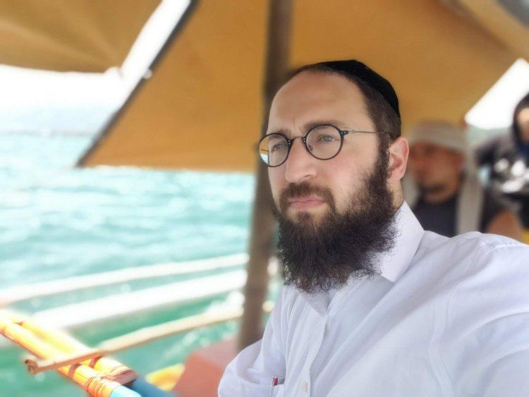 בהפלגה בפיליפינים לצורך עליה על ספינת דיג