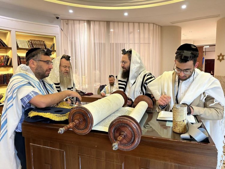 עליה לתורה בתפילת שחרית בקהילה היהודית בשנחאי, משמאל נראים ראש הקהילה הרב אפי בצלאל והרב יוסף דורפמן