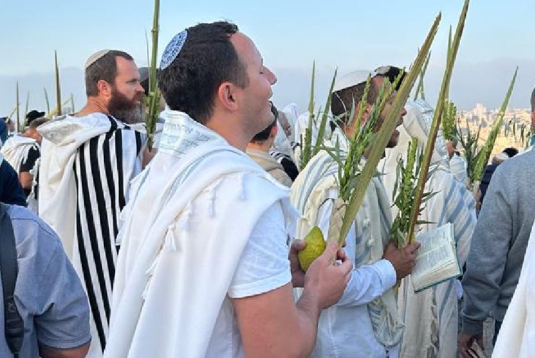 דוד מאיר הי"ד בתפילת ותיקין בהושענא רבה על הר הזיתים. יממה לפני צאתו לקרב ממנו לא שב