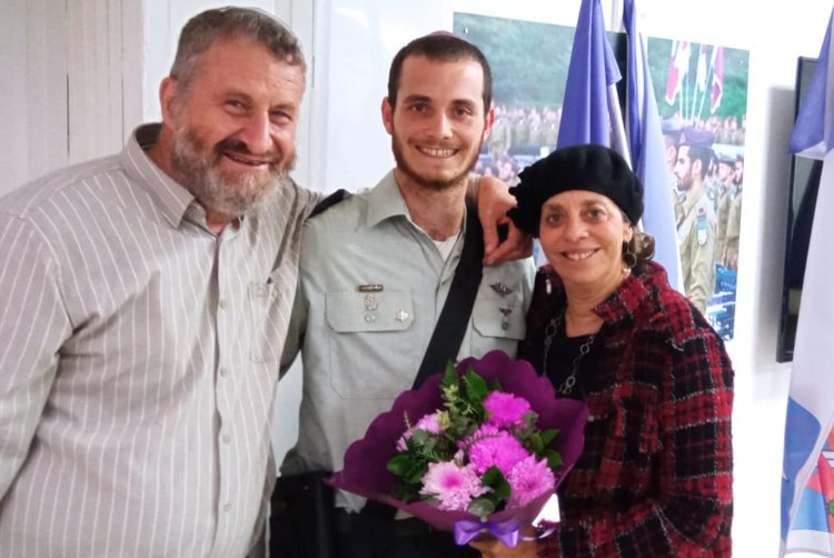 יחד עם הוריו