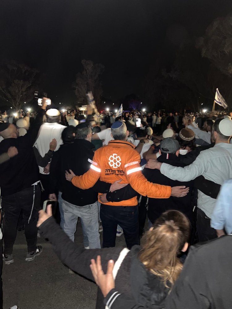 רואים אותו? הוא חוזר לכאן אחרי שהציל עשרות יהודים... חוזר לכאן - ורוקד את החיים של העם שלנו. כמעט לכל אחד מכאן יש סיפור מרומם