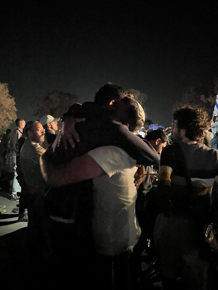 ריקוד ניצחון - הבן של משה אוחיון הי"ד מאופקים, שאביו ואחיו נרצחו, רוקד עם חבריו ומקבל חיבוק מחבר קרוב, כדי לקבל כוח ושמחה ביום הזה. למרות כל הדמעות, הוא לא נותן לחמאסניקים לפגוע במורל שלו