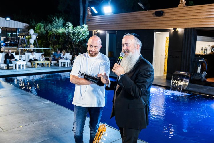 הרב ביסטריצקי עם זיו שילון (צילום: בית חב"ד סביון)