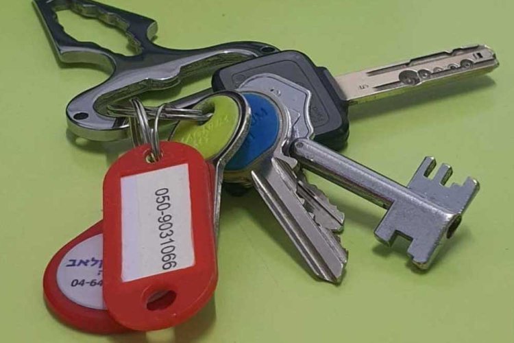 צרפו תווית לצרור המפתחות, וכך הם יושבו לכם