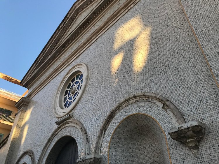 The letter ה' reflected on the synagogue wall in Asmara