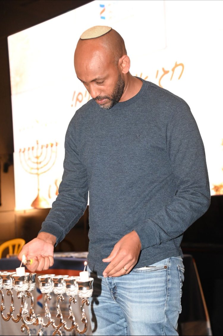 איינאו בהדלקת נר חנוכה