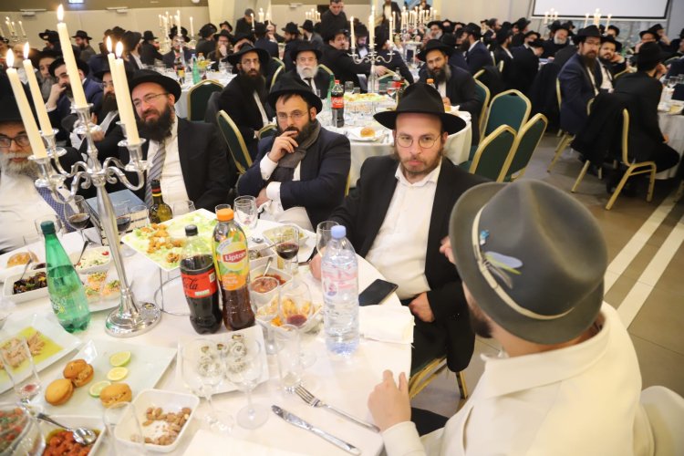 משוחח באירוע בשפת הסימנים