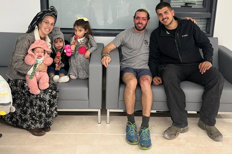 (אלעזר עם אופק אלבז, החייל שהציל את חייו והוציא אותו מהטנק הבוער)