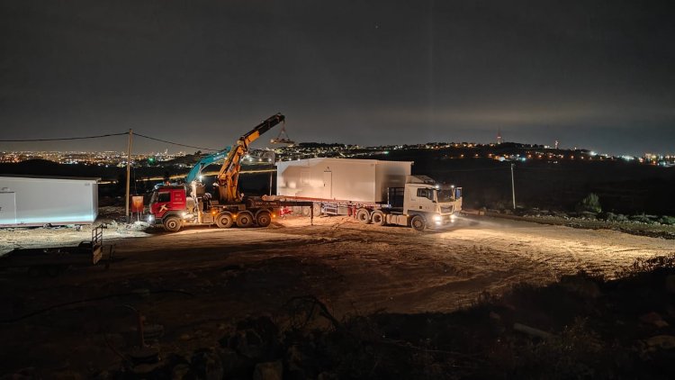 בר כוכבא, המשאית והמנוף - מניחים קרוואן אחרי קרוואן (צילום: הדס שטרן, חיים חובארה)