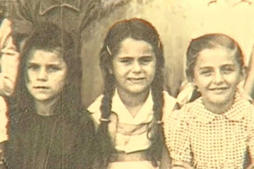 תמר (אמצעית עם הצמות) בשנת 1947