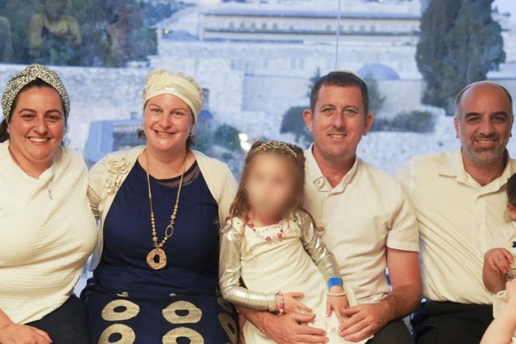 (בסעודת הודיה ביום העצמאות. בצידי התמונה: שלומי הפרמדיק ושרה)