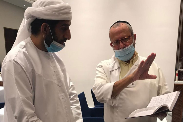(הרב והב מסביר על פעילותו לשר הבריאות של דובאי)