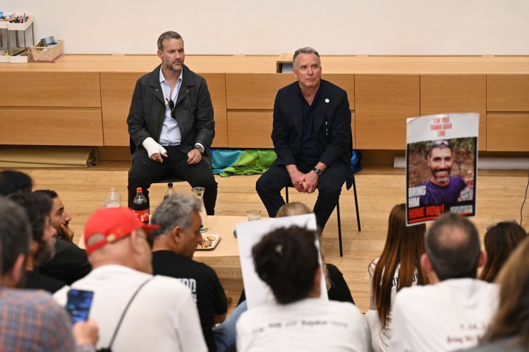 ויטקוף ובוהלר במפגש עם מטה משפחות החטופים (צילום: פאולינה פטימר)