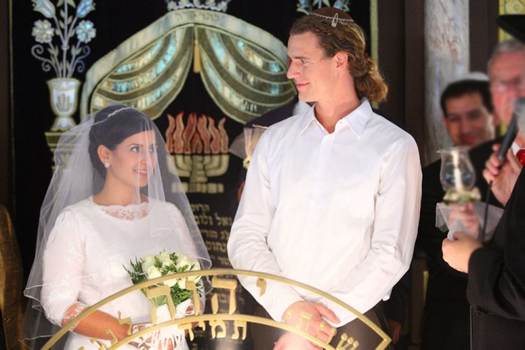 עם אשתו בחופה