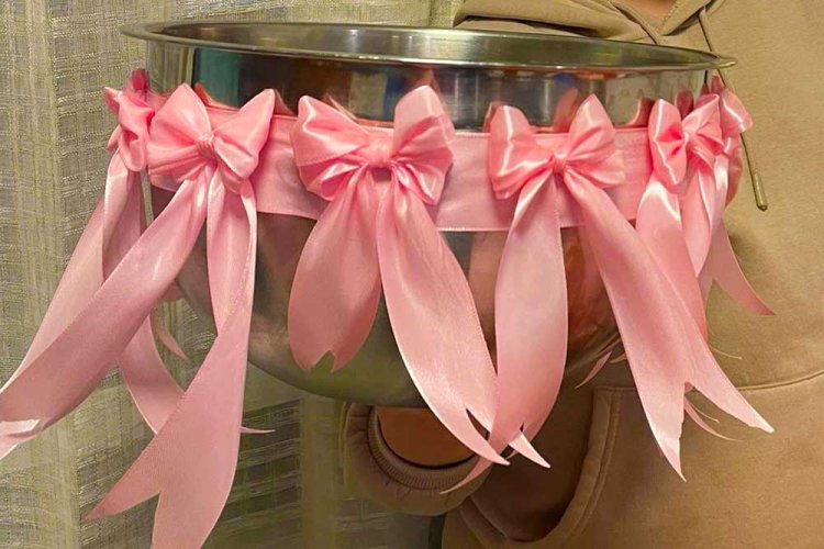 כן, כל פפיון סאטן כזה הוכן בעבודת יד והודבק בדבק חם לקערה