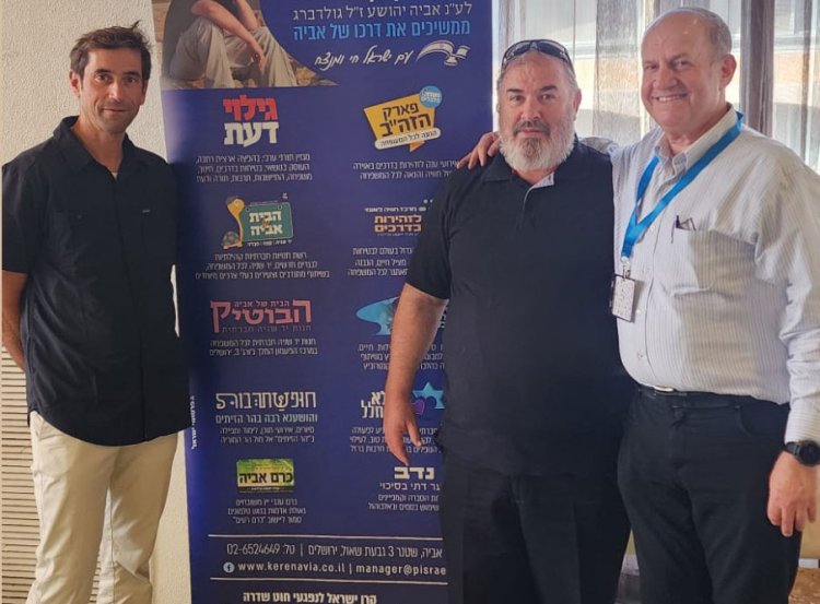 ישראל גולדברג (מימין)