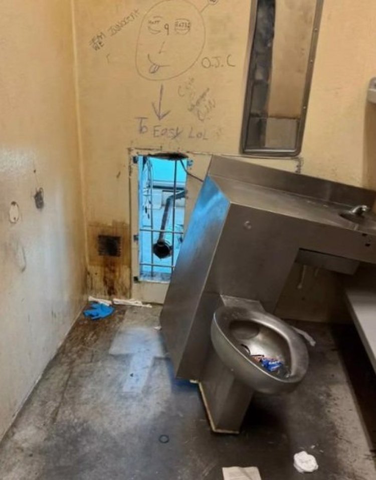 השירותים שנעקרו ממקומם והחור שנפער בקיר