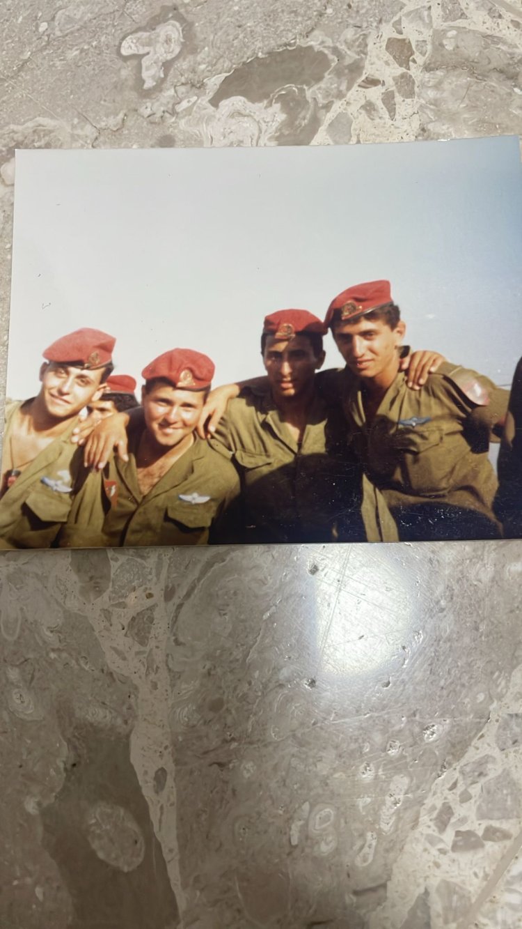 דורון אוחנה בימי הצבא (שני משמאל)