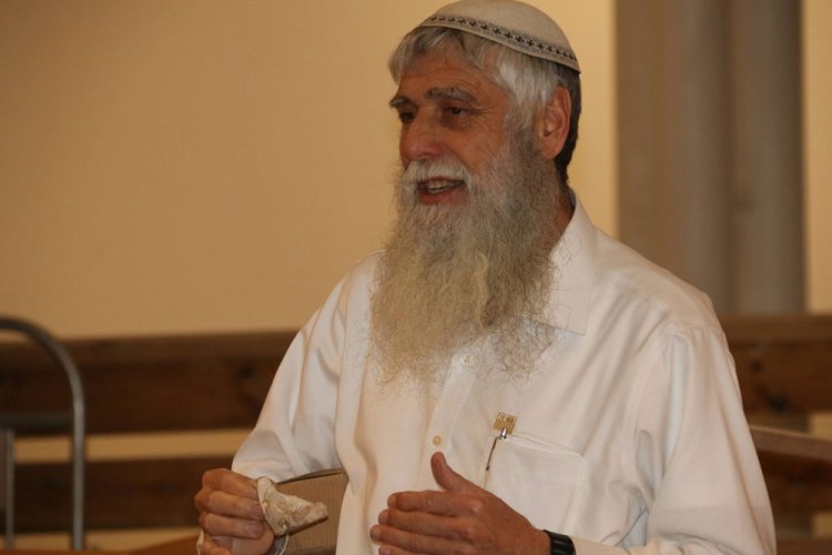הרב סולי מחזיק ממצא שאותר בחפירות בסמוך לכותל (קרדיט: הקרן למורשת הכותל)