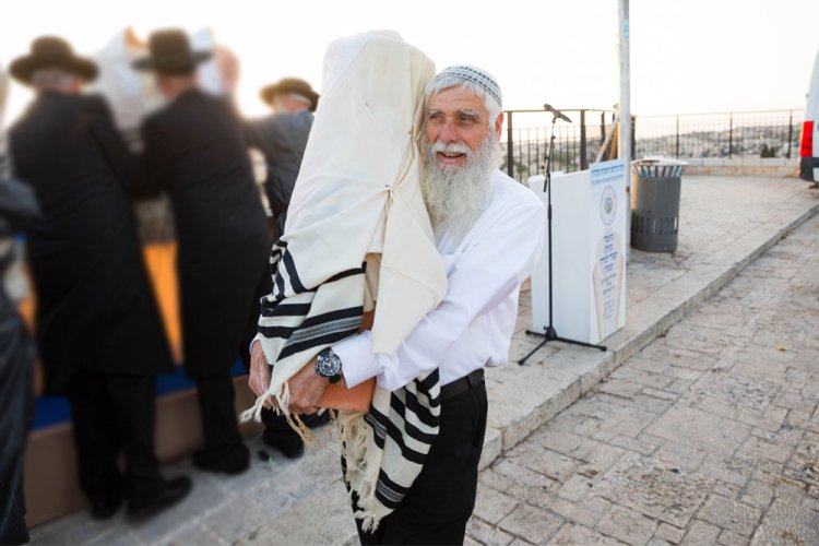 מלווה ספר תורה לגניזה בהר הזיתים (קרדיט: הקרן למורשת הכותל)