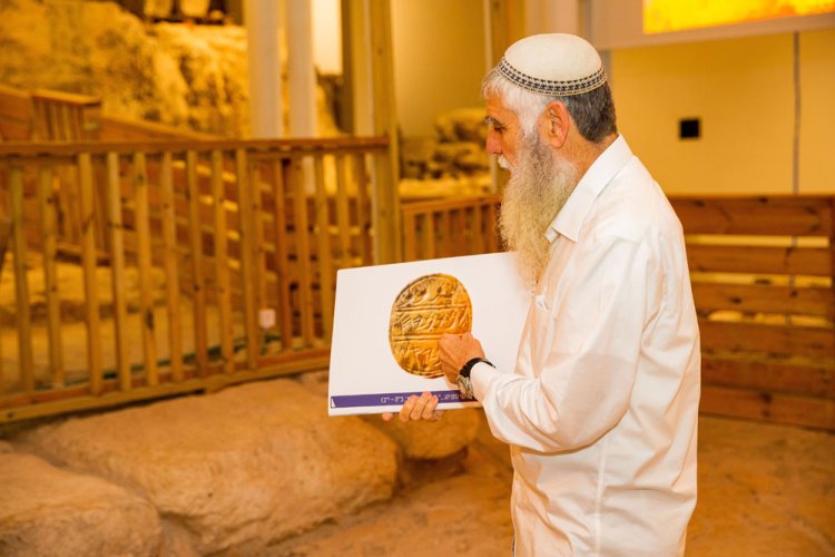 בהדרכה על ממצאים שאותרו בחפירות מתחת לרחבת התפילה (קרדיט: הקרן למורשת הכותל)
