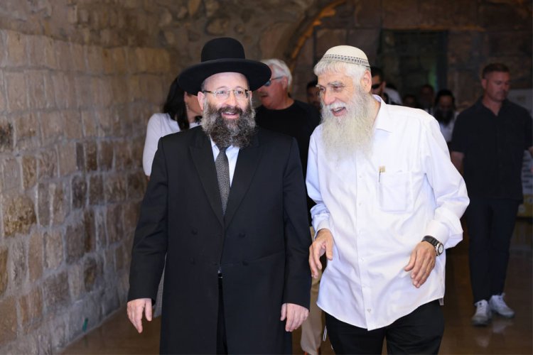 עם הרב שמואל רבינוביץ, רב הכותל והממונה על המקומות הקדושים, במנהרות (קרדיט: הקרן למורשת הכותל)