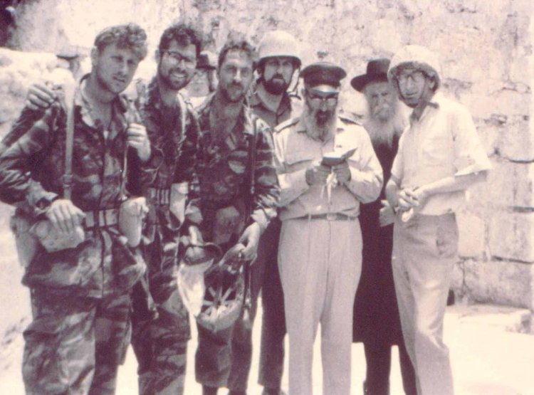 בתפילה הראשונה בכותל, לאחר השחרור. (כהן מימין)
