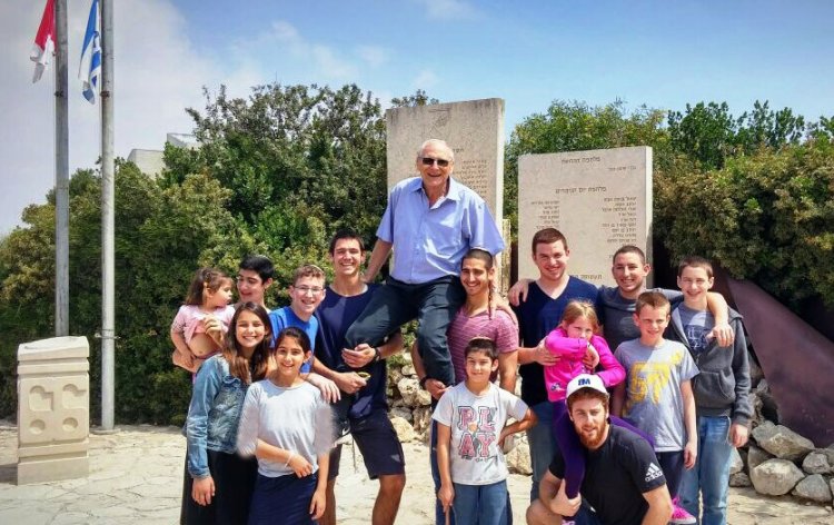 יהודה כהן עם נכדיו בגבעת התחמושת