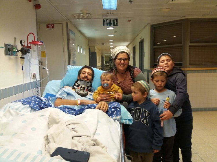 עם משפחתו בבית החולים