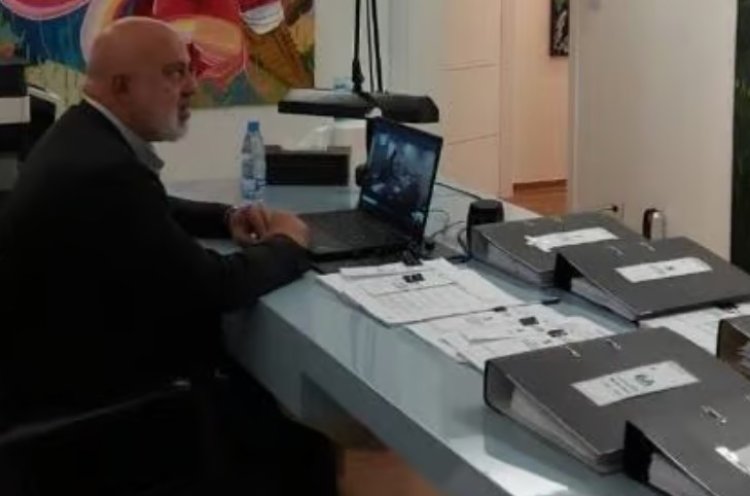 איש החיזבאללה אחמד במשרדו
