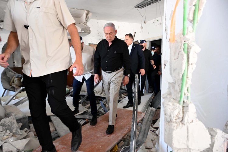 (צילום: אבי אוחיון, לע״מ) נתניהו בזירת הפגיעה בבת ים