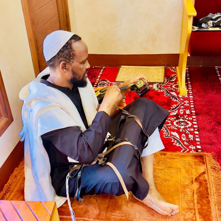 לאחר התפילה, על רצפת בית הכנסת