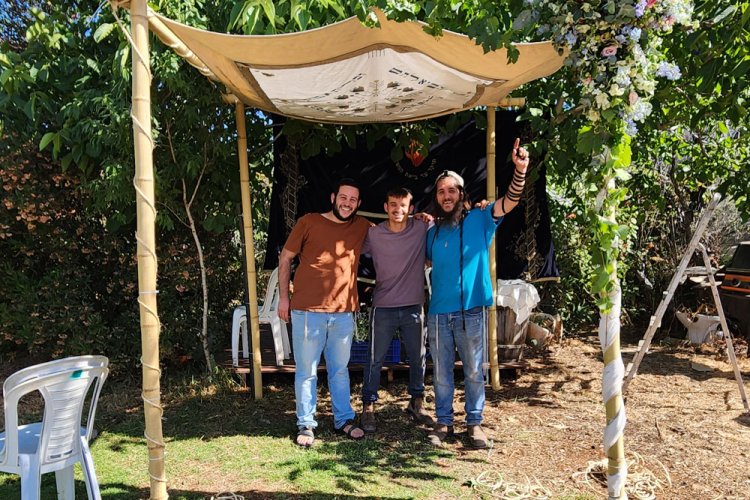 ישראל ושותפו לפרוייקט, נעם לוברבום, מתחת לאחת החופות שהקימו