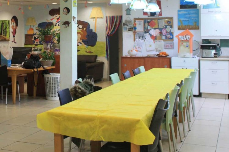 סלון הבית מקושט לכבוד חודש אדר