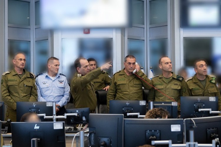 (הרמטכ״ל אייל זמיר עם צמרת צה''ל בזמן התקיפה באיראן (צילום: דובר צה''ל