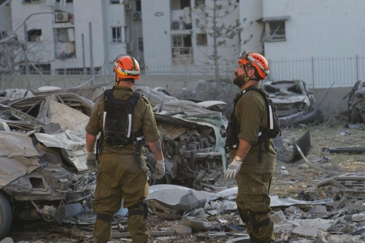 כוחות פיקוד העורף בזירת הנפילה בבאר שבע (קרדיט: דובר צה''ל)