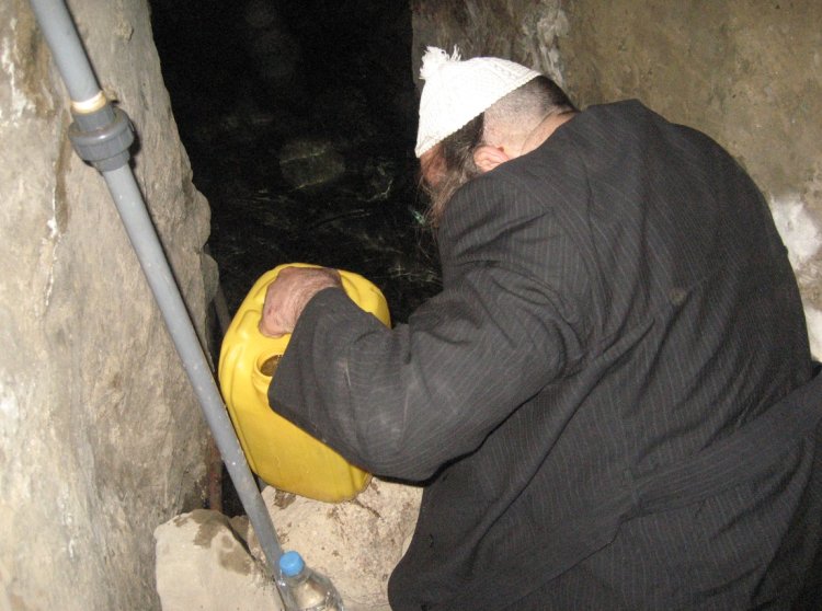 שואב מים מהמעיין בתעז