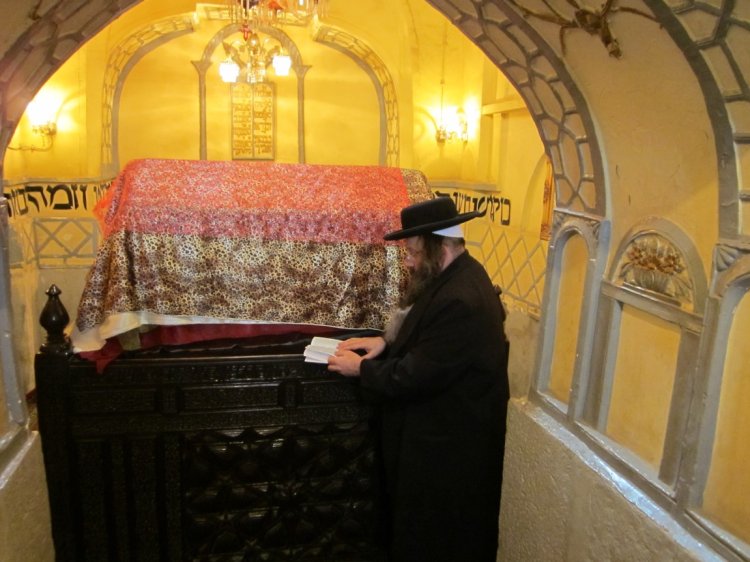 בקבר מרדכי ואסתר