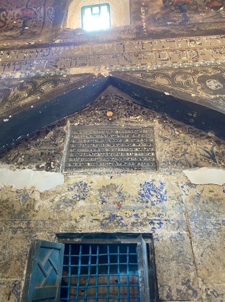 קבר הנביא יחזקאל בעיראק. הפך למסגד, אבל על הקירות כיתוב בעברית