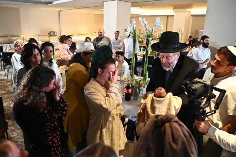 הרב לאו מברך תינוקות ויתומים בנופשון שבועות
