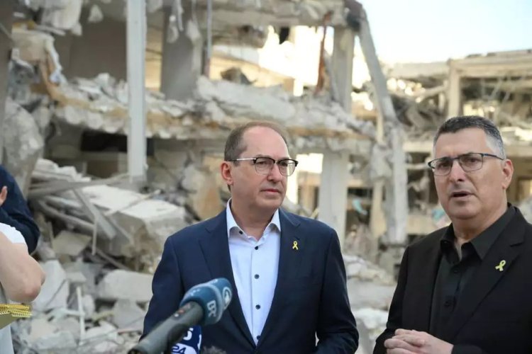 גדעון סער ושר הפנים של גרמניה בזירת פגיעת הטיל בבת ים (צילום: יוסי זליגר)