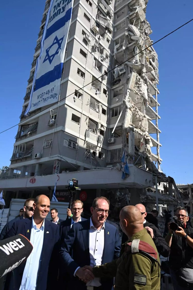 גדעון סער ושר הפנים של גרמניה בזירת פגיעת הטיל בבת ים (צילום: יוסי זליגר)